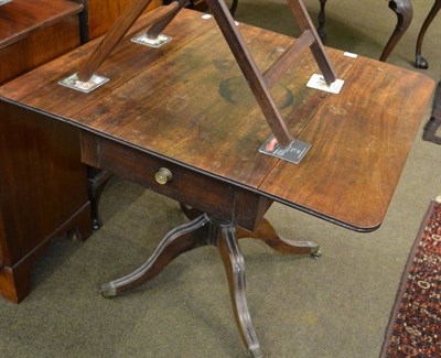 Lot 1367 - A Pembroke table