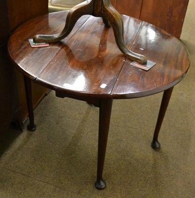 Lot 1371 - Georgian mahogany drop leaf table