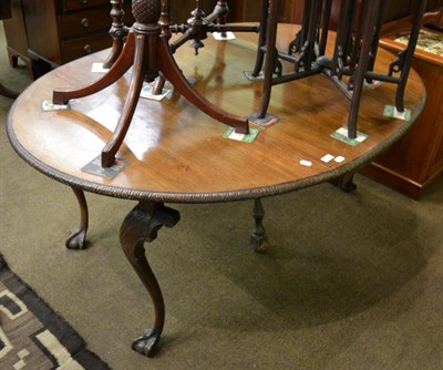 Lot 1376 - A mahogany drop leaf table