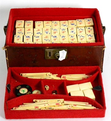 Lot 119 - A leather cased bone mahjong set