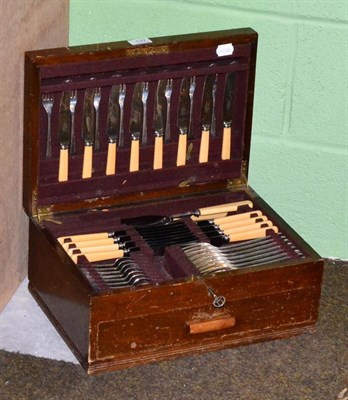 Lot 137 - A canteen of plated flatware