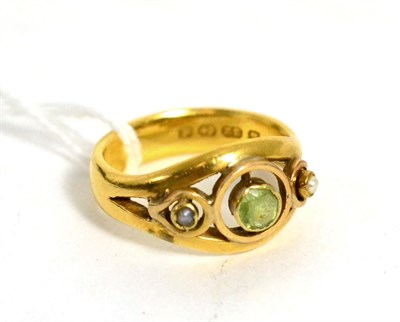 Lot 201 - A 22ct gold peridot and seed pearl set ring