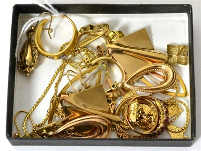 Lot 382 - An 18ct gold gem set ring (one setting vacant), two 9ct gold rings, a cross pendant and chain, four