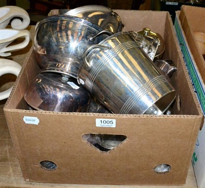 Lot 1005 - A group of assorted silver plated items to include a bowl and cover, hot water jug, ice bucket,...