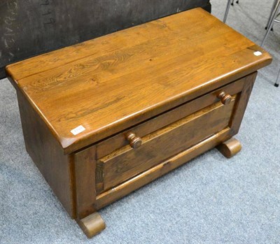 Lot 1109 - A modern oak blanket chest