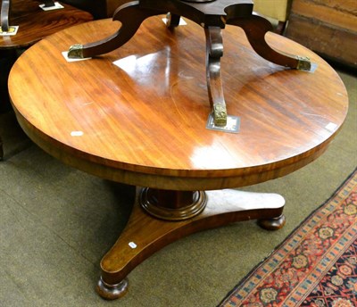 Lot 1246 - A Victorian mahogany circular centre table