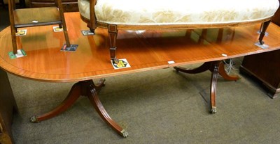 Lot 1317 - A pedestal dining table and additional leaf