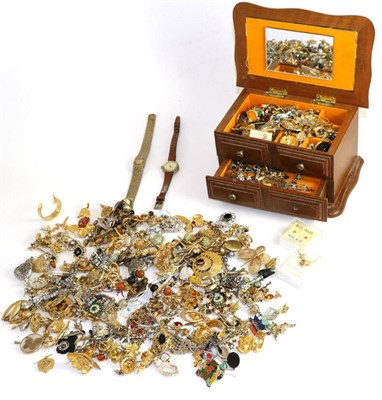 Lot 251 - A quantity of costume jewellery, including earrings, brooches, necklaces and rings