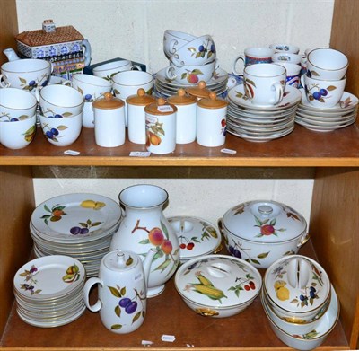 Lot 312 - A quantity of Royal Worcester Evesham tea and dinner wares