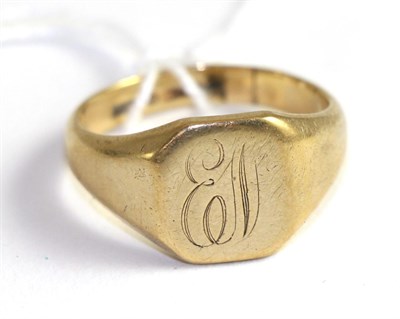 Lot 323 - A 9ct gold signet ring