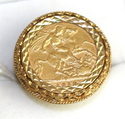 Lot 348 - A 1919 sovereign loose mount in a 9ct gold ring