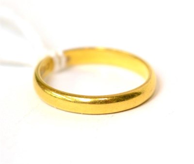 Lot 544 - A 22ct gold band ring