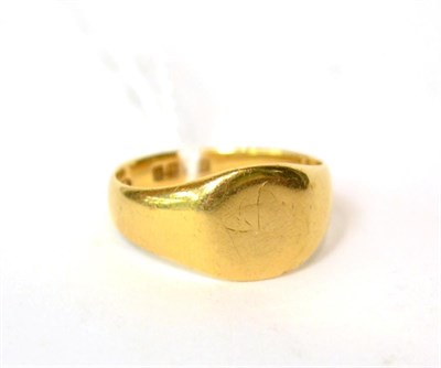 Lot 590 - An 18ct gold signet ring