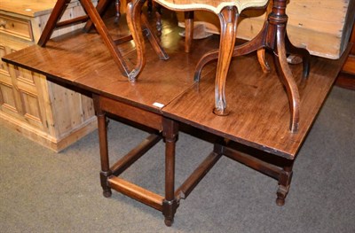 Lot 1236 - An oak gate leg dining table