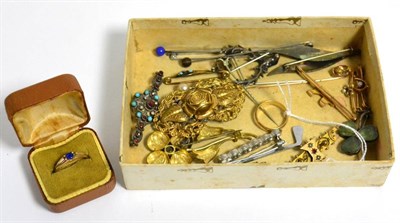 Lot 5 - A group of jewellery to include a 9 carat gold spaniel bar brooch, a David Anderson enamel...