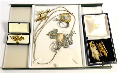 Lot 24 - Miscellaneous jewellery and bijouterie including gold bar brooch, marcasite brooch etc (qty)