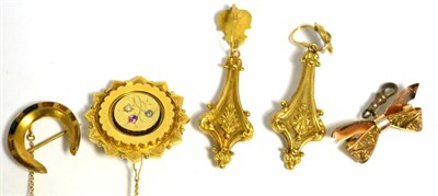 Lot 28 - Assorted items of yellow metal jewellery including a gem set targe brooch, cased