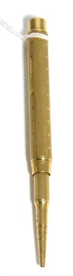 Lot 58 - A Samson Mordan 9 carat gold telescopic pencil, with engine turning to body, London hallmarks
