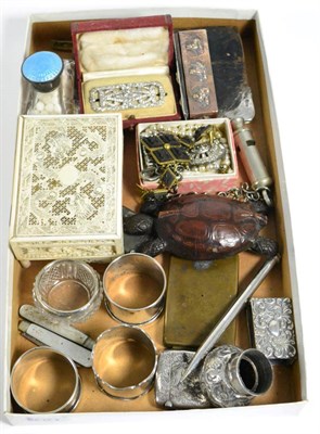 Lot 59 - A small group of collectables and silver including a 19th century Chinese carved and pierced box, a