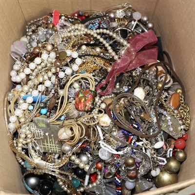 Lot 250 - A box of costume jewellery