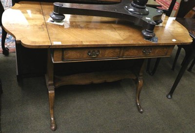 Lot 1358 - A walnut drop leaf sofa table