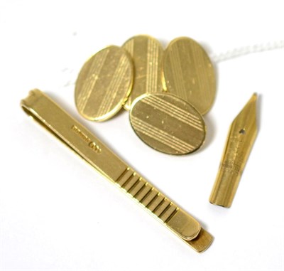 Lot 104 - A 9ct gold tie pin with a pair of 9ct cufflinks and a nib (4)