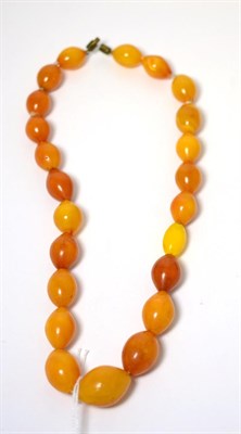 Lot 128 - An amber necklace