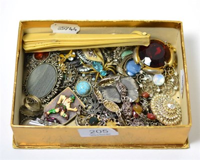 Lot 205 - A box of assorted 20th century costume jewellery