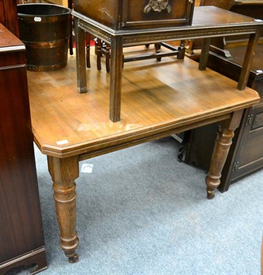 Lot 1079 - An Edwardian oak extending dining table with turned legs