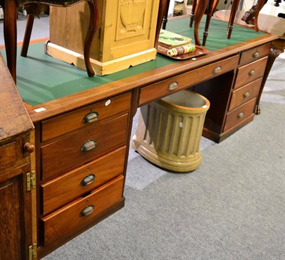 Lot 1087 - An early 20th century oak desk