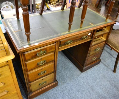 Lot 1099 - A kneehole desk