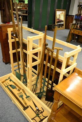 Lot 1112 - Garden tools in a rack