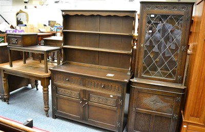 Lot 1122 - An oak dresser, corner cupboard and table