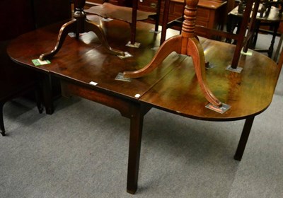 Lot 1282 - An 18th century mahogany drop leaf table