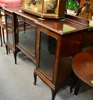 Lot 1283 - A 1920's display cabinet