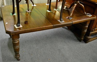 Lot 1348 - An oak drop leaf table