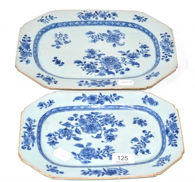 Lot 125 - A pair of Chinese porcelain platters