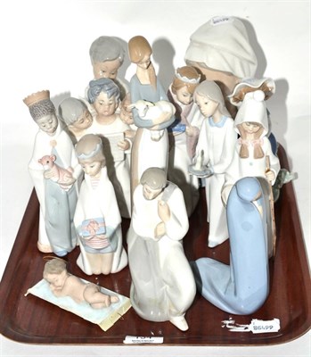 Lot 134 - A small collection of Lladro figures