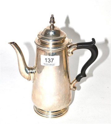 Lot 137 - A Georgian style silver coffee pot, by Elkington & Co., Birmingham, 1935, 22cm in height