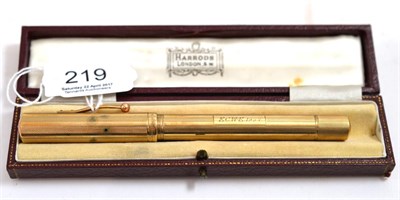 Lot 219 - A 9ct gold fountain pen in a Harrods presentation box