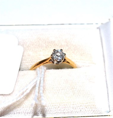 Lot 395 - A diamond solitaire ring