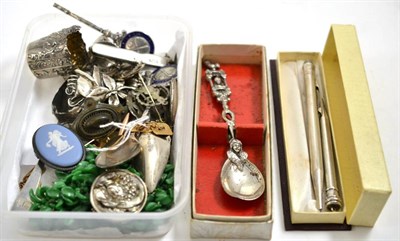 Lot 410 - Three pairs of 9ct gold cufflinks, various brooches and other items