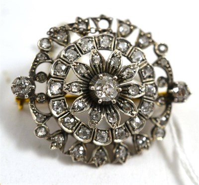 Lot 418 - Diamond brooch