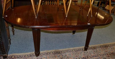 Lot 1077 - An extending dining table