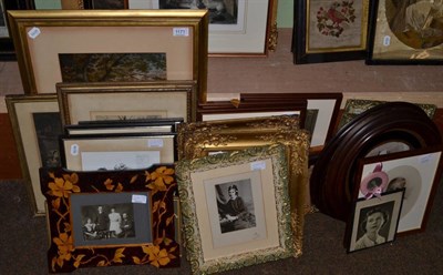 Lot 1171 - A quantity of 19th century black and white photographs, engravings and later prints (25)