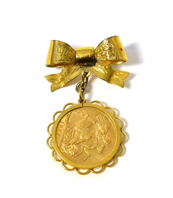 Lot 4 - A 1900 gold sovereign in rolled gold mount hung on bow brooch