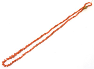 Lot 11 - A coral bead necklace
