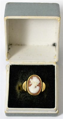 Lot 14 - A cameo ring