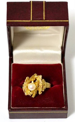Lot 45 - A 9 carat gold ring inset with a pearl
