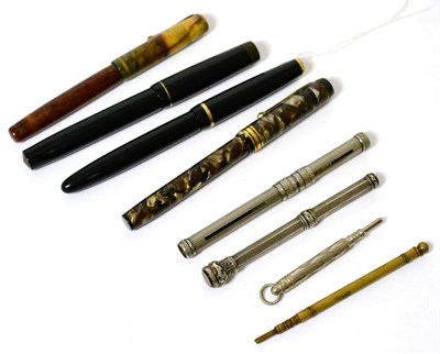 Lot 126 - A group of pens including two parker fountain pens with 14K nibs (one lid lacking), a Conway...